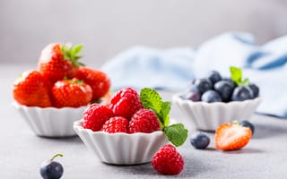 Картинка Свежие ягоды малины, клубники и черники на столе