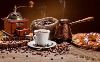 Картинка Чашка кофе на столе с круассанами и кофемолкой