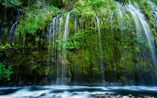Картинка Красивый водопад стекает по покрытом зеленью утесе