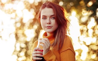 Картинка Красивая рыжеволосая девушка с бутылкой кока колы в руке