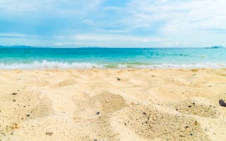 Картинка Горячий желтый песок на пляже у океана летом