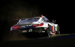 Картинка Гоночный автомобиль BMW M8 GTE 2020 года на соревнованиях