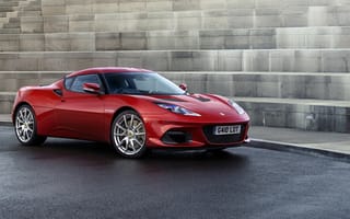 Картинка Быстрый красный автомобиль Lotus Evora GT410 2020 года у ступенек