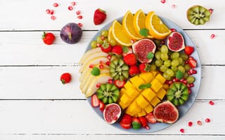 Обои Вкусные сочные свежие фрукты и ягоды на тарелке на столе