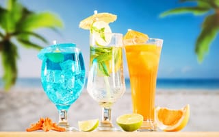 Картинка Три вкусных тропических коктейля стоят на пляже