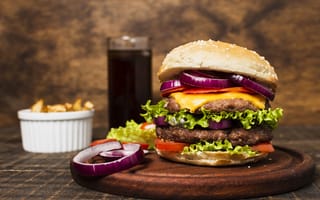 Картинка Большой гамбургер на столе с колой и картофелем фри