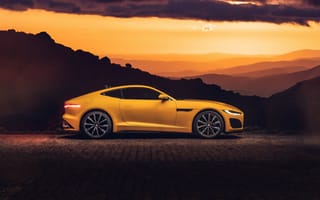 Картинка Желтый автомобиль jaguar f type 2020 года на закате
