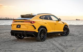 Обои Желтый автомобиль Lamborghini Urus на песке у моря