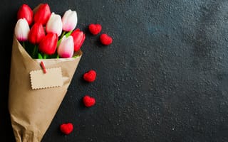 Картинка Букет тюльпанов в бумаге на сером фоне с красными сердечками