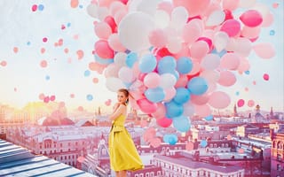 Картинка Красивая девушка в желтом платье стоит на крыше с воздушными шариками