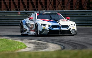 Картинка Спортивный автомобиль BMW M8 GTE 2020 на гоночной трассе