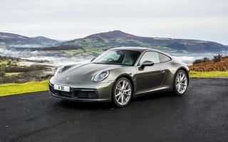 Картинка Серебристый автомобиль Porsche 911 Carrera на фоне холмов