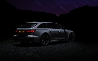 Картинка Серебристый автомобиль Audi RS 6 Avant 2020 года ночью
