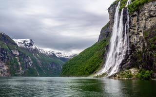 Картинка Водопад стекает с утеса в озеро, Норвегия