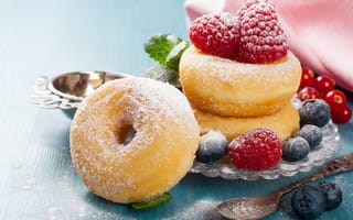 Картинка Вкусные пышные пончики с ягодами черники и малины с сахарной пудрой