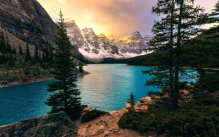 Картинка Красивая голубая вода озера Морейн в горах, Канада
