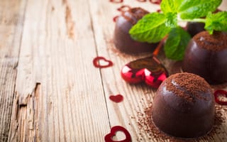 Обои Шоколадные конфеты с какао на столе с мятой и сердечками