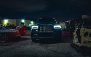 Обои Черный дорогой автомобиль Rolls-Royce Cullinan, 2020 года с включенными фарами