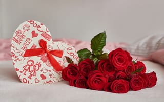 Обои Букет красных роз с коробкой в форме сердца на кровати