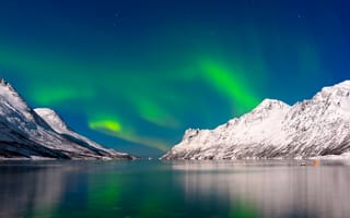 Картинка Зеленое северное сияние в небе над спокойным озером у заснеженных гор