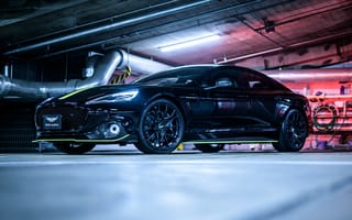 Картинка Черный автомобиль Aston Martin Rapide AMR в гараже