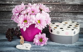 Картинка Букет розовых цветов хризантемы на столе с коробкой