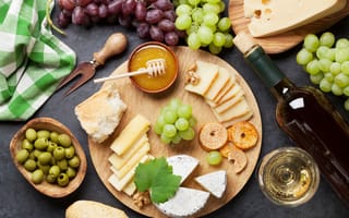 Картинка Сыр на столе с виноградом, оливками и белым вином