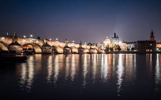 Картинка Карлов мост отражается в воде ночью, Прага Чехия