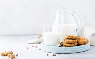 Картинка Песочное печенье с шоколадом на столе с молоком