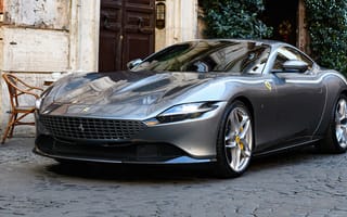 Картинка Серебристый автомобиль Ferrari Roma 2020 года