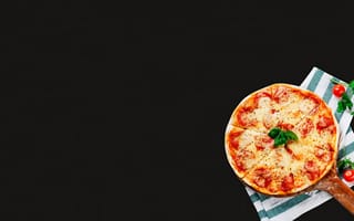 Картинка Пицца с колбасой и сыром на столе с полотенцами
