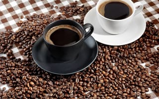 Картинка Две чашки ароматного кофе на скатерти с зернами