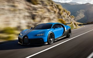 Обои Голубой быстрый автомобиль Bugatti Chiron Pur Sport 2020 года на трассе
