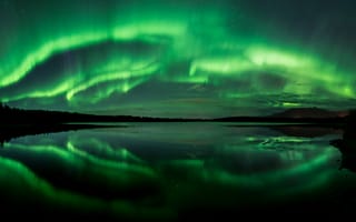 Картинка Зеленое северное сияние отражается в воде озера ночью