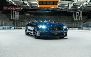 Картинка Кабриолет BMW M8, 2020 года с включенными фарами на стадионе