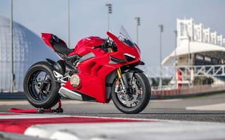 Обои Красный мотоцикл Ducati Panigale V4 S, 2020 года на стадионе