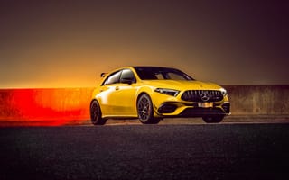 Картинка Желтый автомобиль Mercedes-AMG A 45 S, 2020 года на асфальте