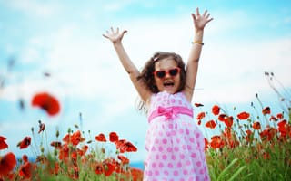 Обои Счастливая маленькая девочка в платье на поле с маками