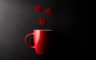 Картинка Красная чашка на черном фоне с красными сердечками