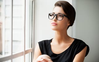 Картинка Деловая девушка в очках сидит у окна