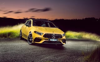 Обои Желтый автомобиль Mercedes-AMG A 45 S 4MATIC Aerodynamic Package 2020 года ночью