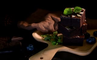 Картинка Шоколадный десерт брауни на доске с ягодам черники