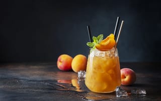 Обои Стакан абрикосового сока со льдом в стакане