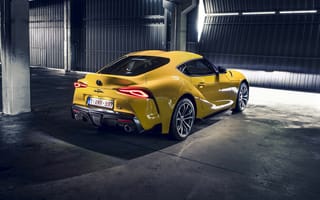 Картинка Желтый автомобиль Toyota GR Supra 2 2020 года в гараже
