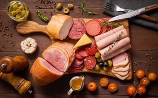 Картинка Колбасы и мясные продукты на доске со специями