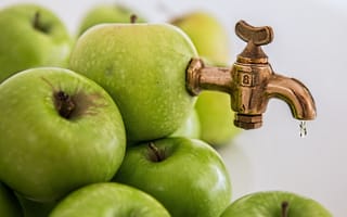 Картинка Кран для сока торчит из зеленого яблока