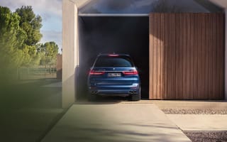 Обои Синий внедорожник BMW Alpina XB7, 2021 года в гараже