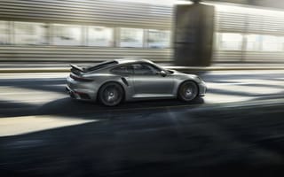 Обои Серебристый автомобиль Porsche 911 Turbo S 2020 года на трассе