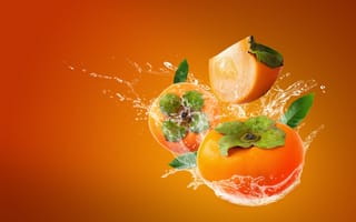 Картинка Хурма в брызгах воды на оранжевом фоне