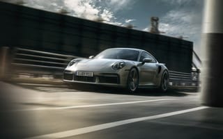 Картинка Быстрый компактный автомобиль Porsche 911 Turbo S 2020 года на трассе
